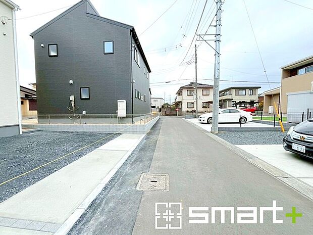 ~閑静な住宅街の立地~ ・周辺は閑静な住宅街となっておりますので、静かな暮らしをご実現いただけます。 ・前面道路の交通量も多くないので、小さなお子様がいるご家庭でもご安心ですね。