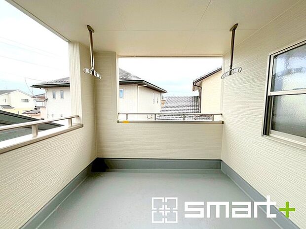 ～屋根付きのバルコニー～ ・バルコニーは屋根付きなので急な雨でも安心です。 ・奥行きもあるので洗濯物が干しやすいのも嬉しいポイントですね。 