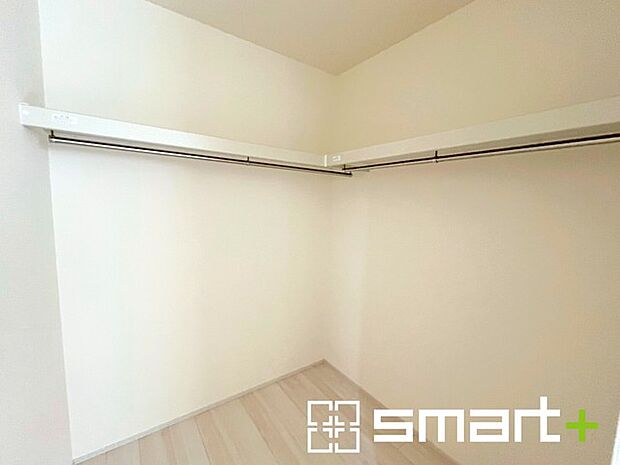 ~ウォークインクローゼットのあるお部屋~ ・人気のウォークインクローゼットをご用意。季節物や趣味の道具などもスッキリと収納が可能です。 ・最近流行りの収納術などもぜひご活用くださいませ。