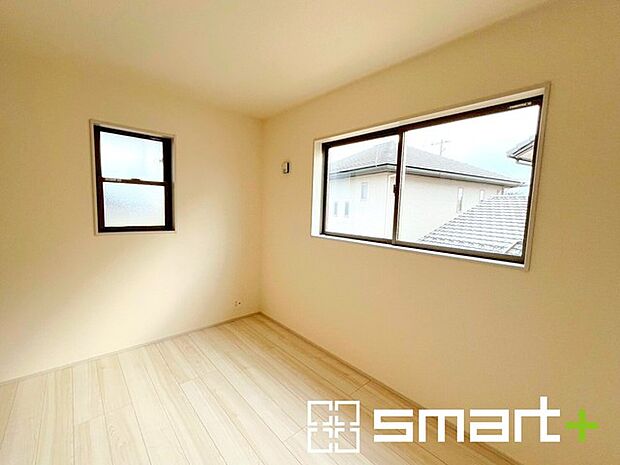 ～2面採光の明るいお部屋～ ・洋室は2面採光とする事で穏やかな陽の入る明るい空間となっております。 ・くつろぎのプライベート時間を明るい空間で穏やかにお過ごしいただけます。 