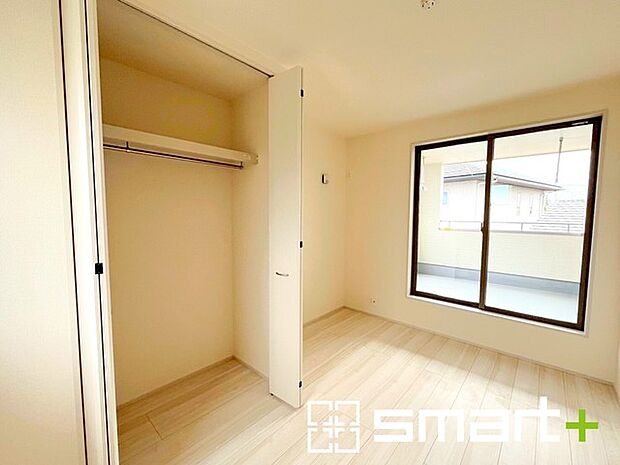 ～収納豊富な洋室～ ・各居室に備え付けの収納をご用意。タンスなどを置く場合と比べ出っ張らないので部屋の中を有効のご活用いただけます。 ・収納の広さなどぜひ現地でご確認くださいませ。 