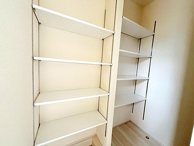 ~十分な容量のシューズボックス~ ・備え付けのシューズボックスは充分な容量を確保。 ・より大型のものへのご変更などご希望の方もお気軽にご相談くださいませ。