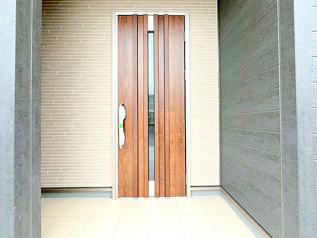 ~お住まいの顔「玄関」~ ・玄関ドアの上にはもちろん軒がございますので、雨の日でも濡れずに鍵の開閉が可能です。 ・鍵は防犯性に優れたディンプルキーを採用。