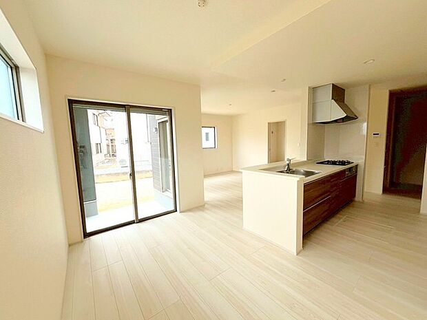 ~穏やかな陽の入るLDK~ ・大きな窓のあるLDKは陽当りも良好で明るい空間となっております。 ・ご家族団らんなど過ごす時間の多いLDKが明るいのは嬉しいポイントですね。