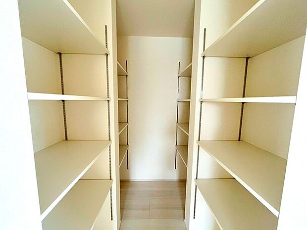 ~リビング収納のあるプラン~ ・意外と少ないリビング収納をしっかりとご用意。 ・掃除機や買い溜めしたティッシュ、トイレットペーパーなど様々なものが収納可能です。