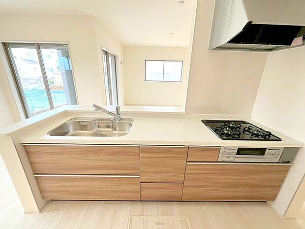 ～人気のカウンターキッチン～ ・キッチンは人気のカウンタータイプを採用。「ご家族の顔が見える」造りです。 ・蛇口に浄水器が内蔵されているなど機能面でも優れた仕様です。 