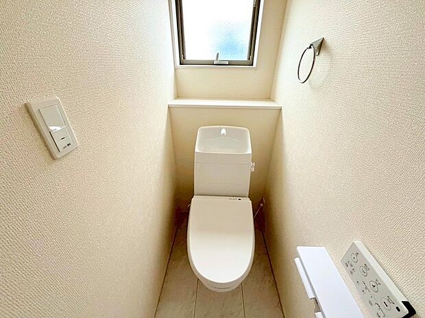 ~やはり便利なタンク式トイレ~ ・最近はタンクレストイレもございますが、タンク式の場合は停電時もお水を流すことが可能。 ・故障時なども比較的費用が安くなるなど、メリットが多くなります。