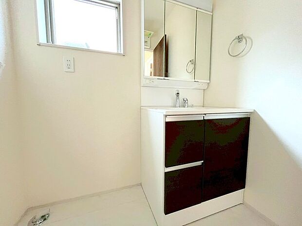 ~人気の三面鏡を採用~ ・洗面台は三面鏡仕様なので鏡の角度を変える事で頭の後ろの方までご確認可能です。 ・鏡の裏が収納になっておりますので、洗面台周りもスッキリと片付きます。