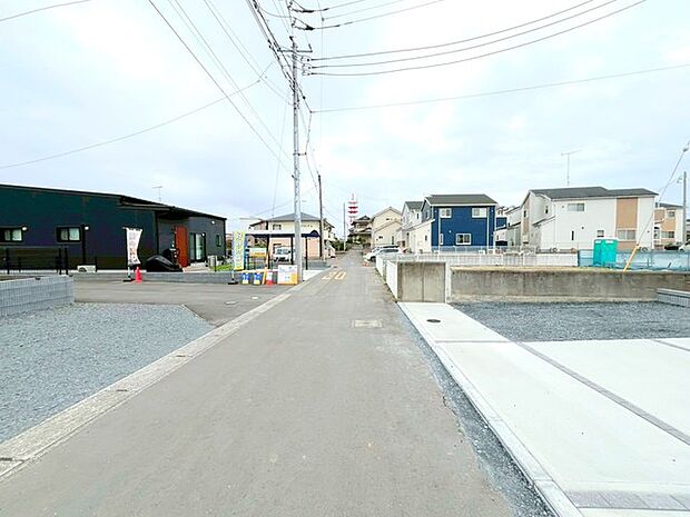 ～閑静な住宅街の立地～ ・周辺は閑静な住宅街となっておりますので、静かな暮らしをご実現いただけます。 ・前面道路の交通量も多くないので、小さなお子様がいるご家庭でもご安心ですね。 