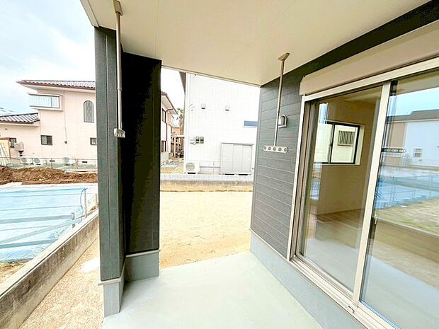 ～洗濯物も干しやすいバルコニー～ ・バルコニーには物干し竿受けが標準装備されております。 ・テラス屋根等のオプションもお気軽にご相談くださいませ。 