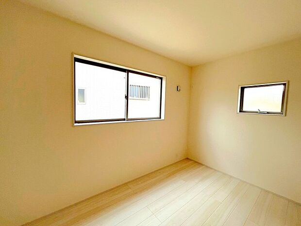 ~2面採光の明るいお部屋~ ・洋室は2面採光とする事で穏やかな陽の入る明るい空間となっております。 ・くつろぎのプライベート時間を明るい空間で穏やかにお過ごしいただけます。