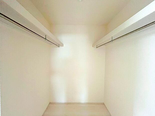 ~ウォークインクローゼットのあるお部屋~ ・人気のウォークインクローゼットをご用意。季節物や趣味の道具などもスッキリと収納が可能です。 ・最近流行りの収納術などもぜひご活用くださいませ。