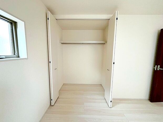~収納豊富な洋室~ ・各居室に備え付けの収納をご用意。タンスなどを置く場合と比べ出っ張らないので部屋の中を有効のご活用いただけます。 ・収納の広さなどぜひ現地でご確認くださいませ。