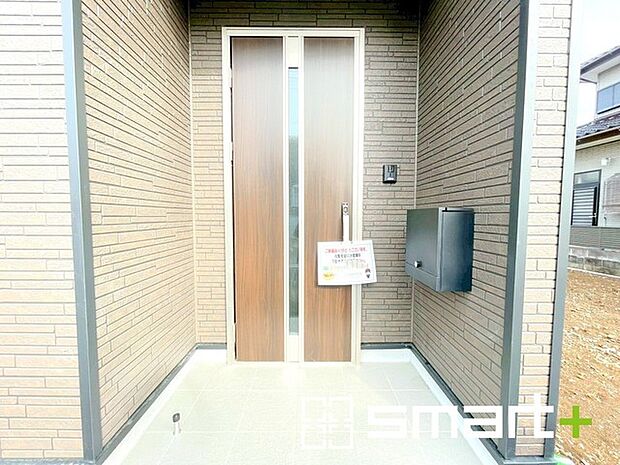 ~お住まいの顔「玄関」~ ・玄関ドアの上にはもちろん軒がございますので、雨の日でも濡れずに鍵の開閉が可能です。 ・鍵は防犯性に優れたディンプルキーを採用。