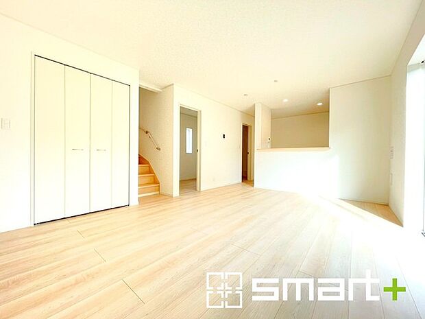 ~穏やかな陽の入るLDK~ ・大きな窓のあるLDKは陽当りも良好で明るい空間となっております。 ・ご家族団らんなど過ごす時間の多いLDKが明るいのは嬉しいポイントですね。