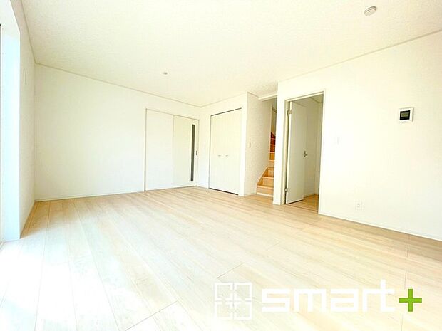 ~リビングイン階段を採用~ ・リビングイン階段なので2階へ行く際、降りる際に必ずリビングを通る「ご家族の顔が見える」仕様。 ・家族の距離が近づく間取となっております。