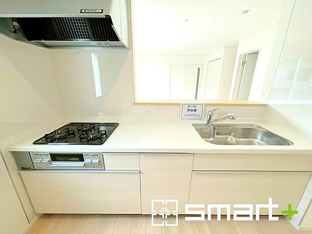 ~人気のカウンターキッチン~ ・キッチンには余計な柱が無いので、リビングが見渡せ開放感のある造りとなっております。 ・蛇口には浄水器が内蔵されるなど機能面でも優れたキッチンです。