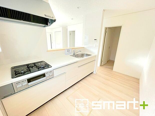 ~使い勝手の良いシステムキッチン~ ・料理がしやすい設計のキッチンでお料理もはかどりますね。 ・もちろんキッチン下部は収納になっておりますので、フライパンなども収納可能です。