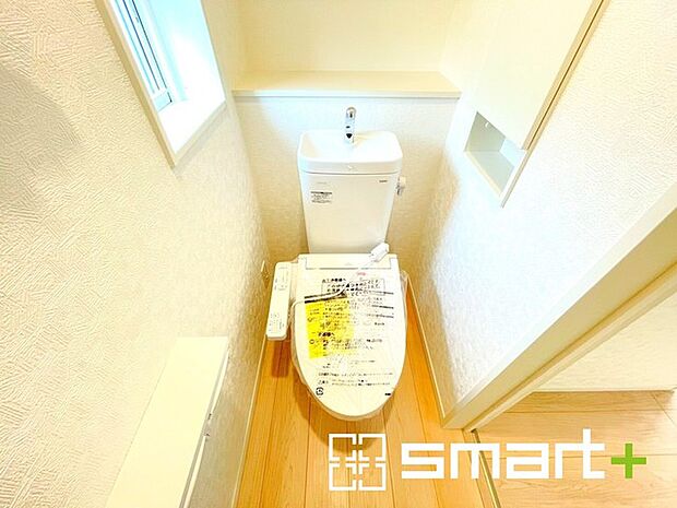 ~窓付きの明るいトイレ~ ・使用後や掃除の際に窓を開ければ、外からの新鮮な空気を取り込み素早く換気ができます。 ・埋め込み収納付きでストックや掃除用具もスッキリ片付きますね。