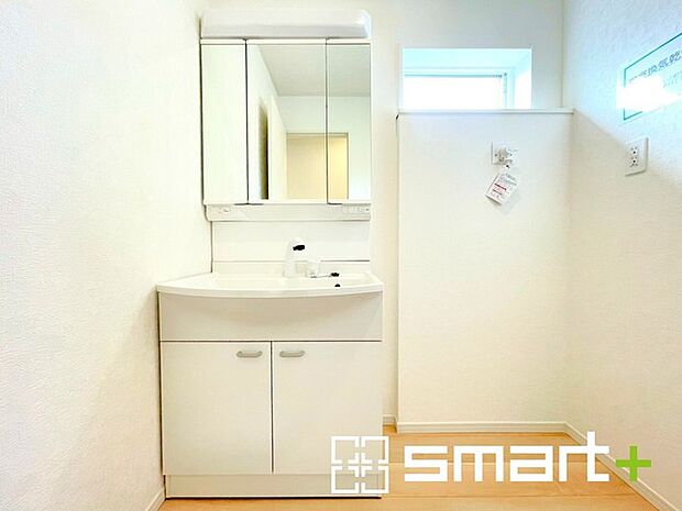 ~シャワー付き洗面台を採用~ ・洗面台の蛇口がホースで伸びシャワーとしてご利用可能。 ・朝の寝ぐせ直しなどにシャワーを使いたい時、洗面台の掃除をする際にも便利にお使いいただけますよ。
