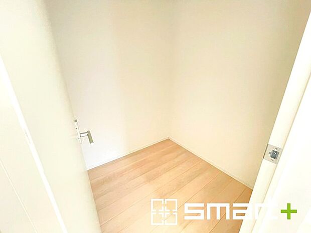 ~あると嬉しい収納スペース~ ・キッチン横には嬉しいパントリー付。食材や台所用品のストックもたくさん出来ます。 ・散らかりがちなキッチン周りがスッキリ片付いて毎日の家事も快適。