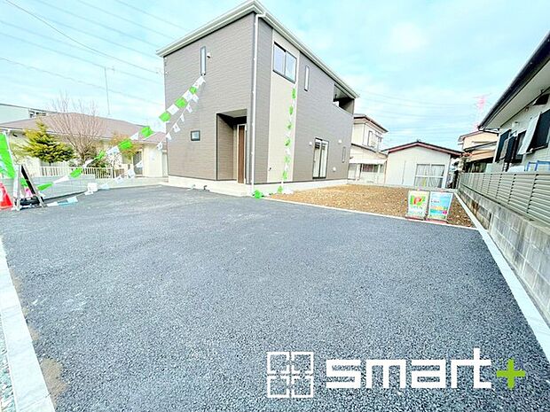 ~ゆとりあるカースペース~ ・セカンドカーや来客時にも困らないカースペース2台分は並列駐車可能でお車の出し入れもラクラク。 ・カーポートなどのオプションもお気軽にご相談くださいませ。