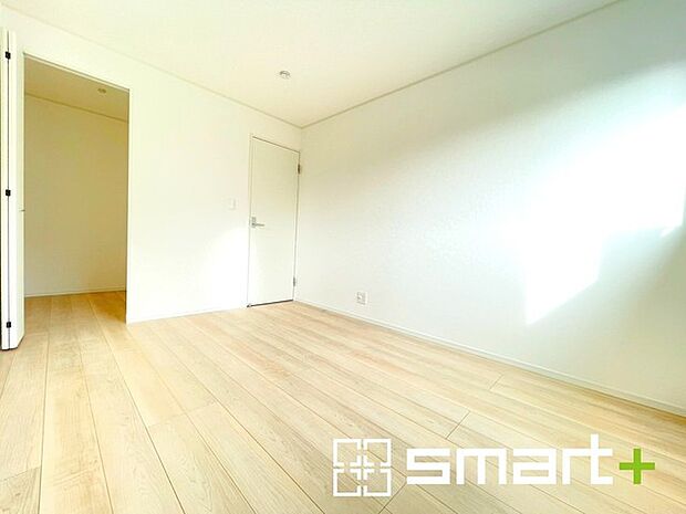 ~WIC付きの洋室~ ・穏やかな陽だまりに包まれる居心地の良い洋室。明るい空間で穏やかにお過ごしいただけます。 ・ウォークインクローゼット付なので整理整頓しやすく、生活空間が広がりますね。