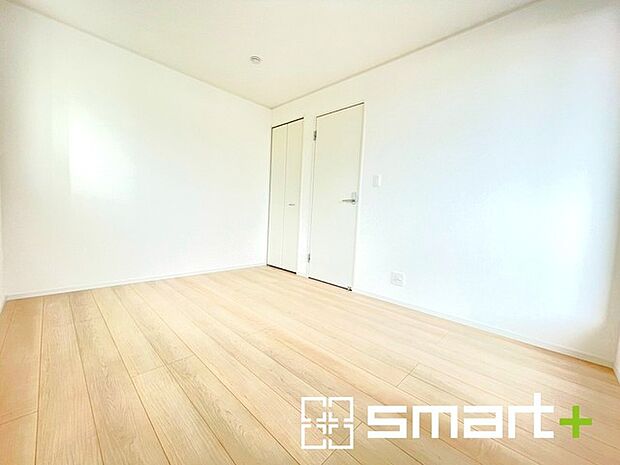 ~収納豊富な洋室~ ・各居室に備え付けの収納をご用意。タンスなどを置く場合と比べ出っ張らないので部屋の中を有効のご活用いただけます。 ・収納の広さなどぜひ現地でご確認くださいませ。