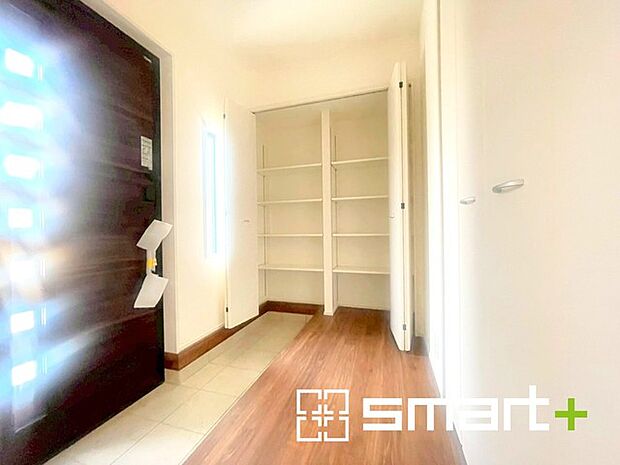 ~穏やかな陽が入る玄関~ ・窓に加えて玄関ドアのガラス部分からも穏やかな陽が入り、明るい玄関になります。 ・シューズボックスは稼働式の棚付きなので高さや大きさのあるものもスッキリしまえて快適。