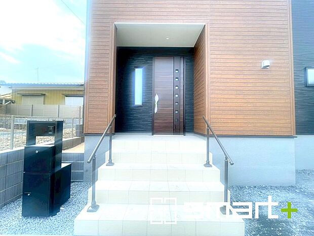 ~宅配ボックスを標準装備~ ・ネットショッピングが当たり前になった今の時代に嬉しい宅配ボックスを標準装備。 ・お仕事や外出の際もお荷物の受取が可能です。