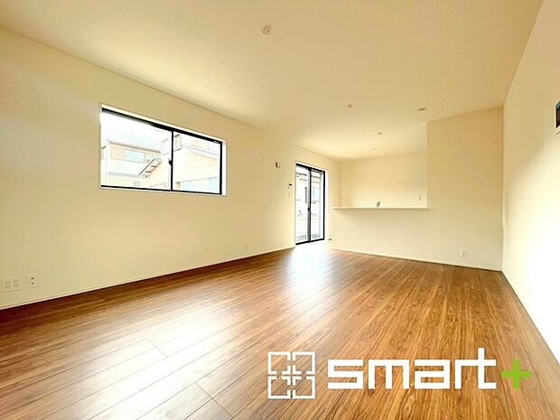 ~穏やかな陽の入るLDK~ ・大きな窓のあるLDKは陽当りも良好で明るい空間となっております。 ・ご家族団らんなど過ごす時間の多いLDKが明るいのは嬉しいポイントですね。