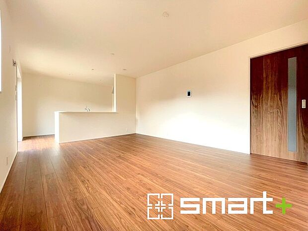 ～窓からはたっぷりの陽光～ ・穏やかな陽だまりに包まれる居心地の良いＬＤＫは、ご家族が自然と集まる憩いのスペースに。 ・家事をしながらご家族との会話が楽しめる人気のカウンターキッチンも魅力。