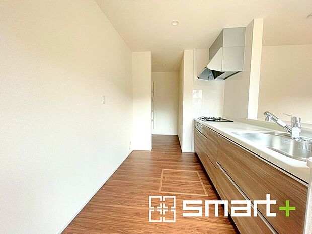 ～あると嬉しいパントリー～ ・キッチン横にはパントリー付。食材や台所用品のストックもたくさん出来ます。 ・散らかりがちなキッチン周りがスッキリ片付いて毎日の家事も快適。