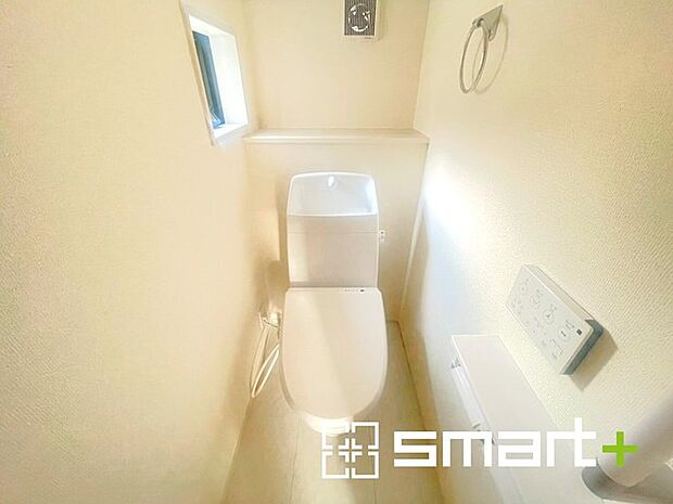 ～小窓付きの明るいトイレ～ ・使用後や掃除の際には新鮮な空気を取り込み換気ができます。 ・背面のスペースにちょっとした棚を設置すれば、トイレットペーパーのストックなども置けますね。 