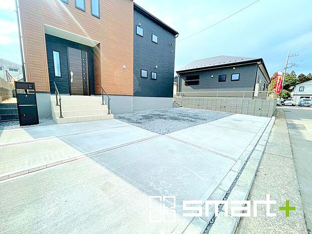 ～ゆとりあるカースペース～ ・セカンドカーや来客時にも困らないカースペース。物置や駐輪スペースなどにも利用できますね。 ・カーポートなどのオプションもお気軽にご相談くださいませ。 