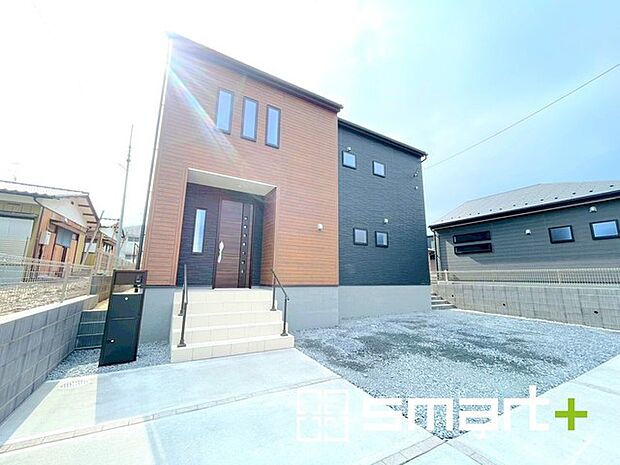 ~駐車場は3台分ご用意~ ・駐車場は3台分ございますので、車通勤の方や複数台お持ちの方にもお勧めのお住まいです。 ・ご来客の際も安心の余裕の敷地です。