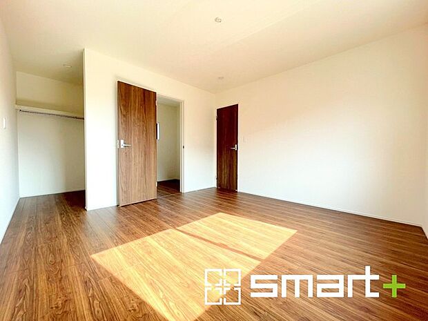 ～日当たり良好の明るい洋室～ ・穏やかな陽だまりに包まれる居心地の良い洋室はゆとりある広さの8帖。ウォークインクローゼット付。 ・ご夫婦やご兄弟でもゆったりとお過ごしいただけます。 