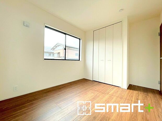 ～収納豊富な洋室～ ・各居室に備え付けの収納をご用意。タンスなどを置く場合と比べ出っ張らないので部屋の中を有効のご活用いただけます。 ・収納の広さなどぜひ現地でご確認くださいませ。 