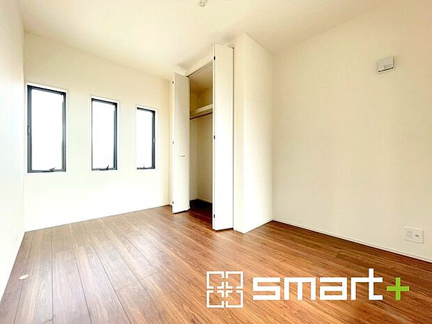 ～2面採光の明るいお部屋～ ・洋室は2面採光とする事で穏やかな陽の入る明るい空間となっております。 ・くつろぎのプライベート時間を明るい空間で穏やかにお過ごしいただけます。 