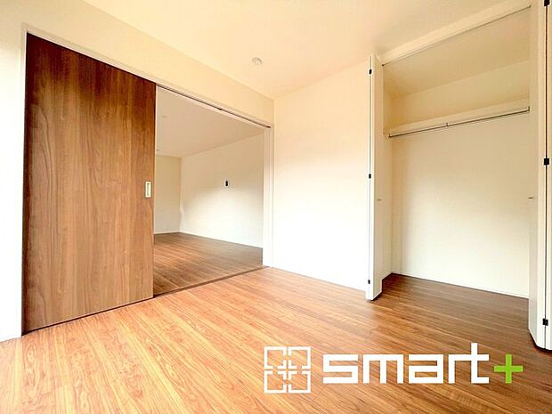 ~リビング横の洋室~ ・リビング横には開放感をプラスしてくれる洋室。収納スペース付きで寝室にもお使いいただけます。 ・お子様のプレイルームやお昼寝、趣味のお部屋など、用途様々ですね。