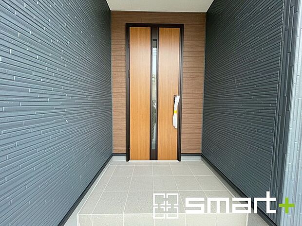 ~デザイン性に優れた玄関~ ・モダンなデザインの玄関ドアを採用する事でお住まいの「顔」の印象が大きく変わります。 ・毎日帰宅した際に嬉しくなる仕様です。