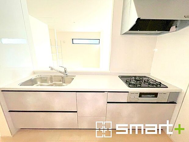 ~人気のカウンターキッチン~ ・キッチンは人気のカウンタータイプを採用。「ご家族の顔が見える」造りです。 ・蛇口に浄水器が内蔵されているなど機能面でも優れた仕様です。