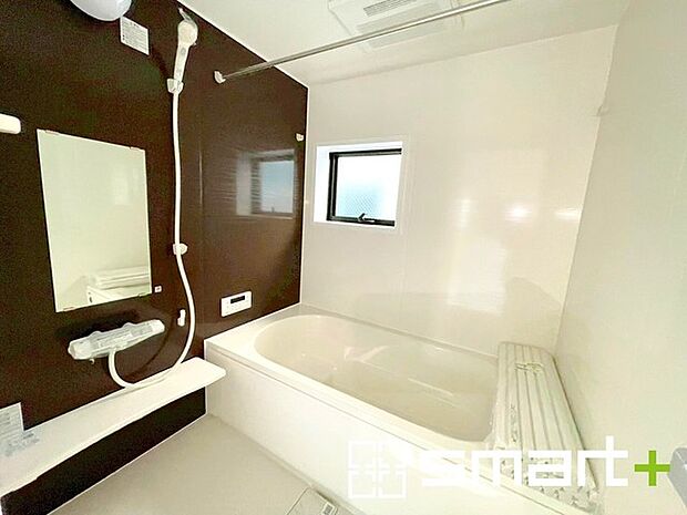 ~浴室乾燥機付きの浴室~ ・浴室には乾燥機が付いているので雨の日でも洗濯物を干すことが可能です。 ・水はけの良い床材など機能面も充実。マイクロバルなどオプションもご相談くださいませ。