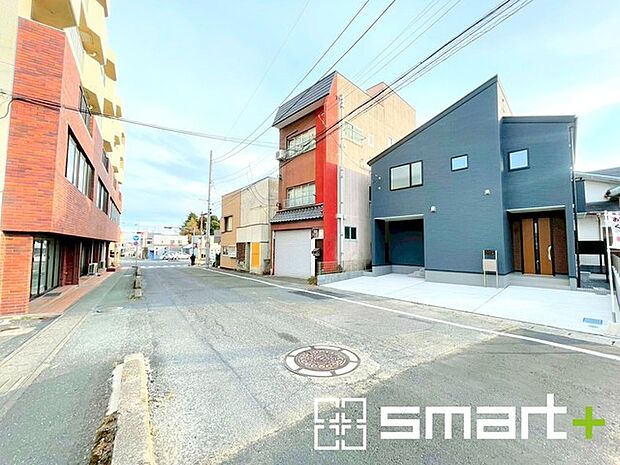 ~閑静な住宅街の立地~ ・周辺は閑静な住宅街となっておりますので、静かな暮らしをご実現いただけます。 ・前面道路の交通量も多くないので、小さなお子様がいるご家庭でもご安心ですね。