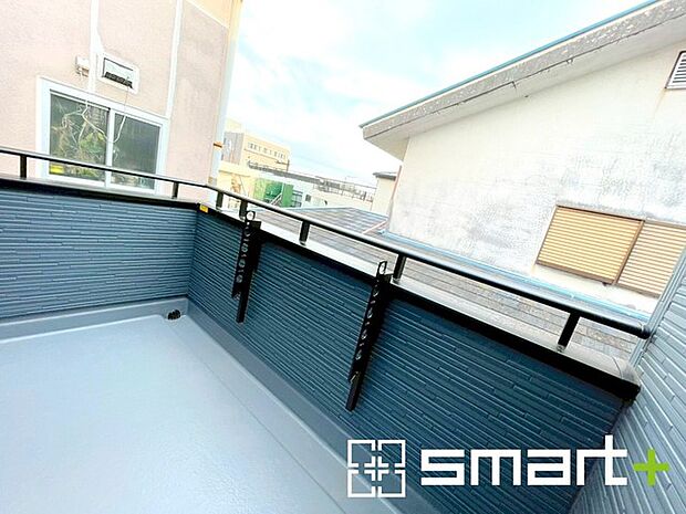 ~洗濯物も干しやすいバルコニー~ ・バルコニーには物干し竿受けが標準装備されております。 ・テラス屋根等のオプションもお気軽にご相談くださいませ。