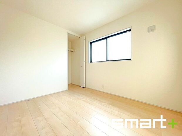 ~2面採光の明るいお部屋~ ・洋室は2面採光とする事で穏やかな陽の入る明るい空間となっております。 ・くつろぎのプライベート時間を明るい空間で穏やかにお過ごしいただけます。