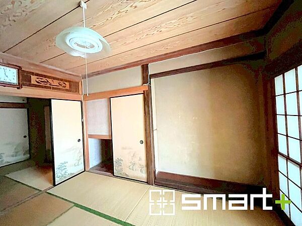～2面採光の明るいお部屋～ ・和室は2面採光とする事で穏やかな陽の入る明るい空間となっております。 ・くつろぎのプライベート時間を明るい空間で穏やかにお過ごしいただけます。 （リフォーム前）