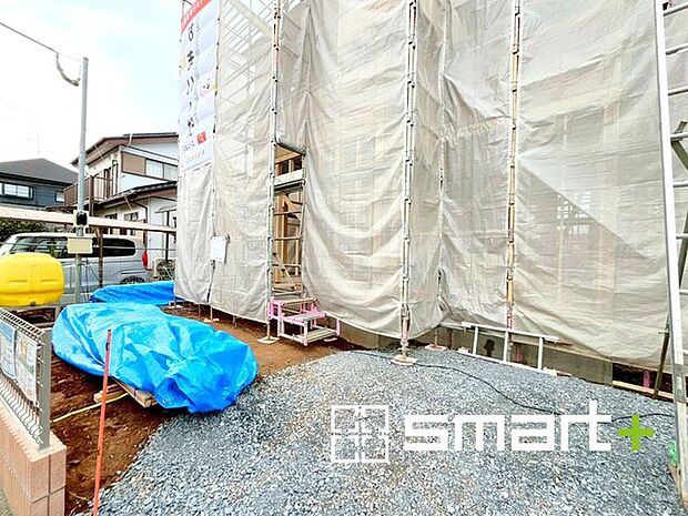 ~閑静な住宅街の立地~ ・周辺は閑静な住宅街となっておりますので、静かな暮らしをご実現いただけます。 ・前面道路の交通量も多くないので、小さなお子様がいるご家庭でもご安心ですね。