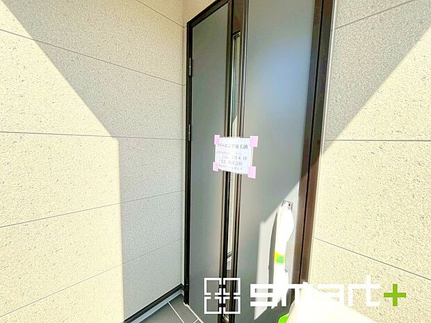 ~お住まいの顔「玄関」~ ・玄関ドアの上にはもちろん軒がございますので、雨の日でも濡れずに鍵の開閉が可能です。 ・鍵は防犯性に優れたディンプルキーを採用。
