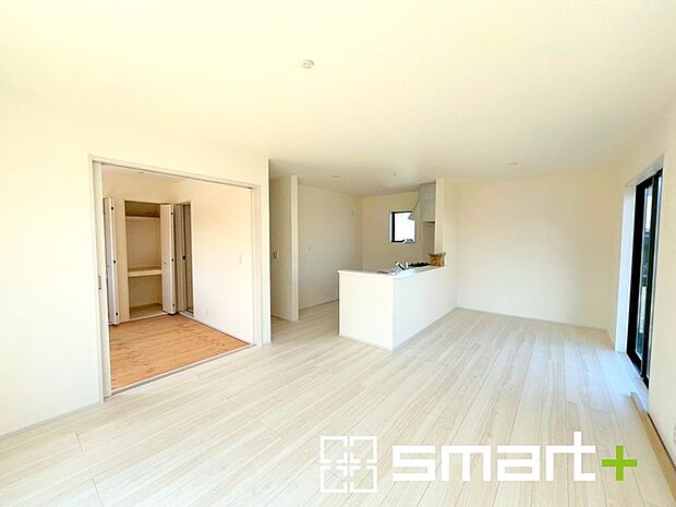 ~家族団らんにピッタリの広々リビング~ ・穏やかな陽だまりに包まれる居心地の良いLDKは、ご家族が集まる憩いのスペースに。 ・隣接の和室を続き間として利用すれば21帖の広々空間になります。